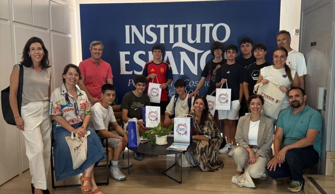 Lee más sobre el artículo Los ganadores de la IX Edición de I´M Growlaber visitan Instituto Español, Prolongo e Ybarra